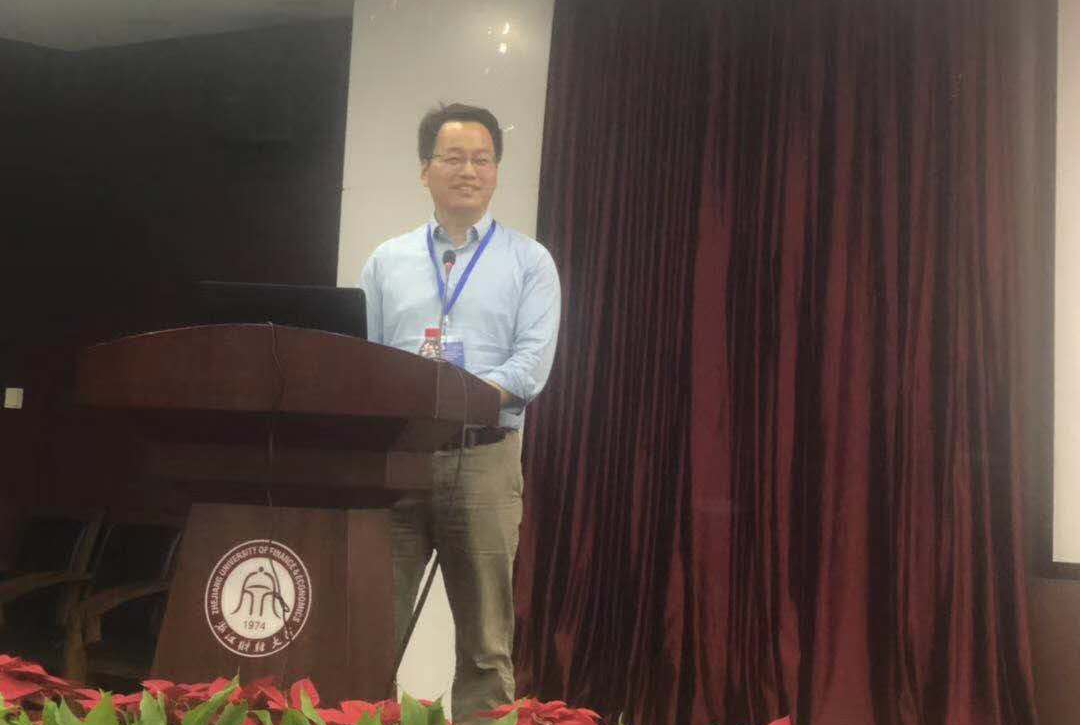 李德智教授主持论坛闭幕式