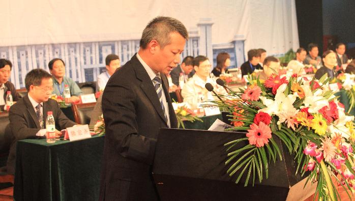 范峰宣读获奖者名单.