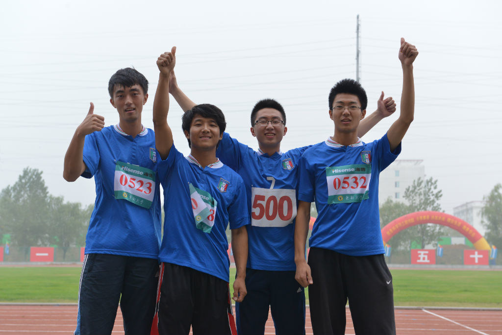 上图：我院校运会男子4x100米接力赛成员赛后合影，左二为姚刘镇