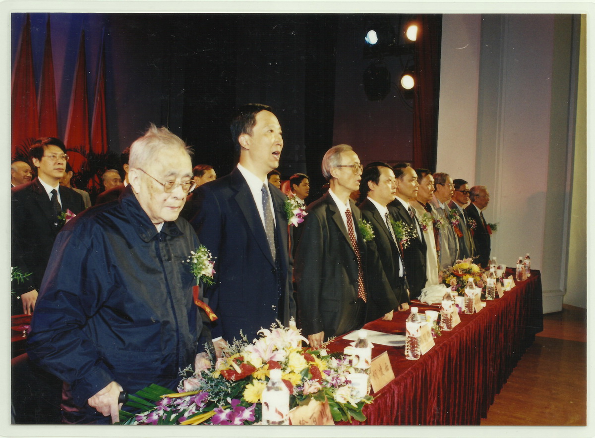 徐百川先生在土木办学80周年庆典大会主席台上